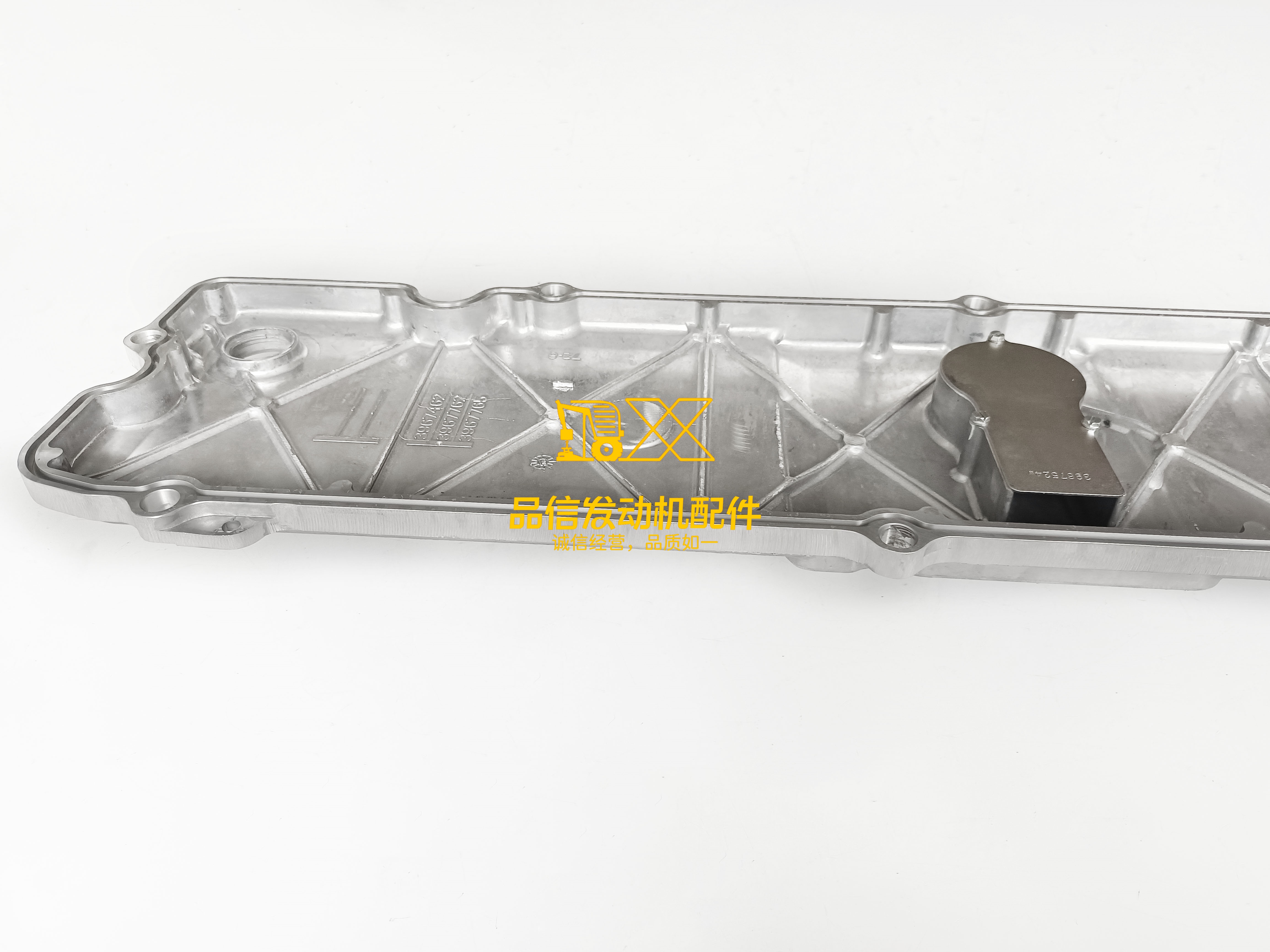 3967765 Valve Cover Cummins 6L Dongfeng Truck Transportation Machinery Diesel Engine Parts