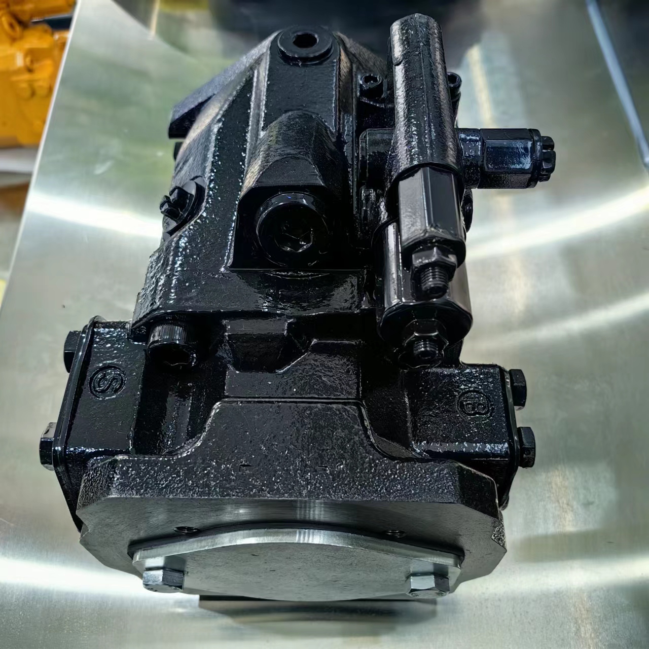VOE11713293, 11713293 Volvo articulated truck hydraulic pump